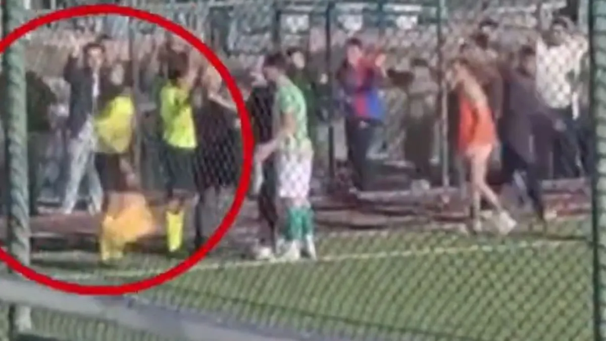 Sokkoló jelenet: rollerrel dobták fejbe a partjelzőt egy focimeccsen – videó