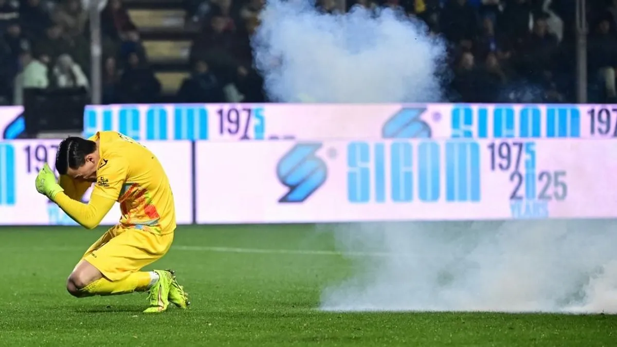 Botrány az Inter meccsén: felrobbanó fáklyával dobták meg a kapust – videó