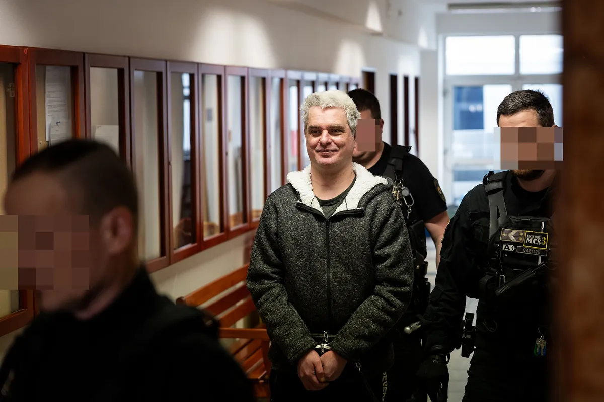 A Till Tamás meggyilkolásával vádolt F. János érkezik valóperes tárgyalására