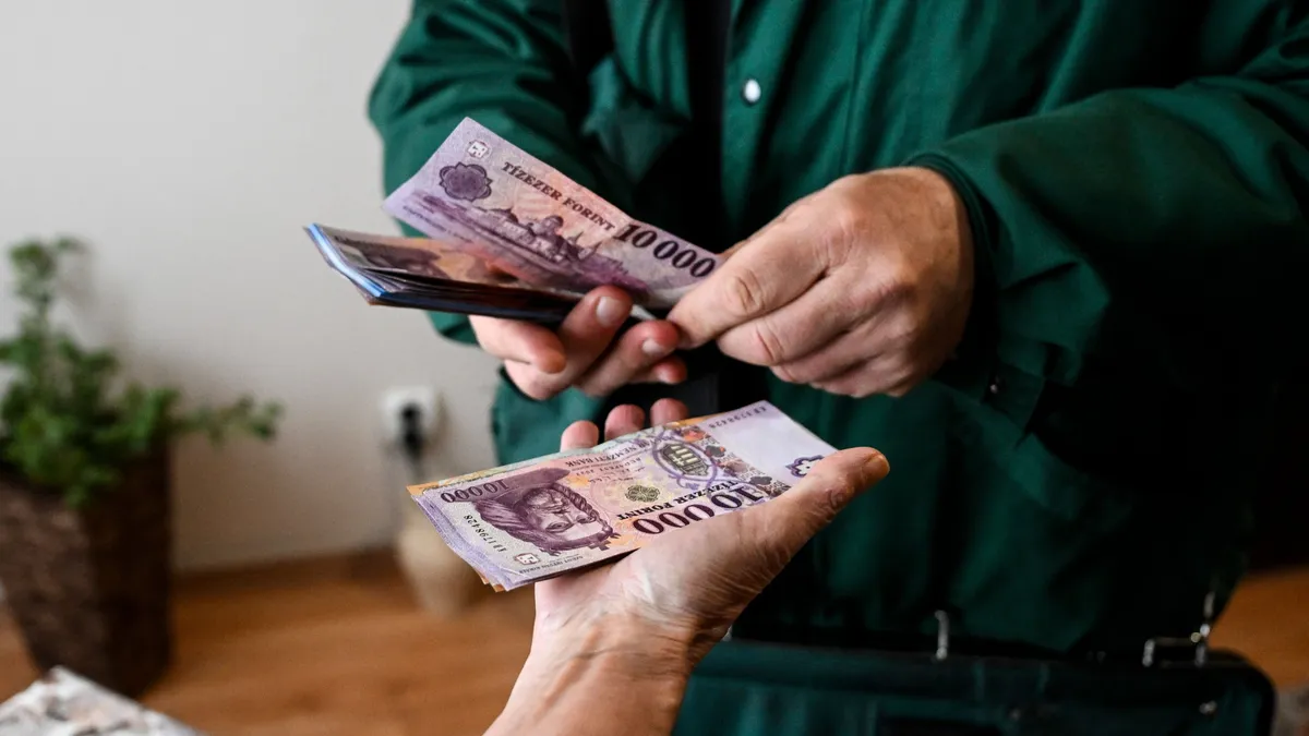 Budapest, 2026. február 6.
A februári, a 13. havi és a 14. havi nyugdíj első negyedét kézbesíti a postás egy nyugdíjasnak a fővárosban 2026. február 6-án. A Magyar Posta megkezdte kézbesíteni a februári dupla nyugdíjat és a 14. havi első negyedét; a nyugdíjak és nyugdíjszerű ellátások csaknem 34 százalékát ma is készpénzben, postai kézbesítéssel fizetik ki közel 800 ezer érintettnek.
MTI/Bodnár Boglárka