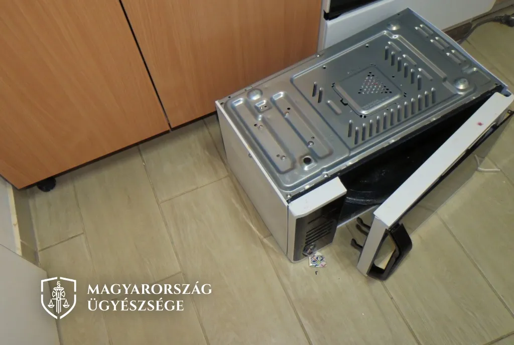 A dühöngő fiú bántalmazás közben ezt a mikrót is leverte és tönkretette a lakásotthon konyhájában