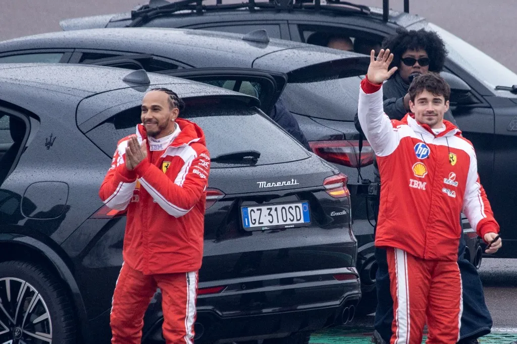 Le pilote britannique de Ferrari Lewis Hamilton (à gauche) et le pilote monégasque de Ferrari Charles Leclerc saluent les fans après avoir testé la nouvelle Ferrari SF-26 de Formule 1 sur le circuit de Fiorano à Fiorano Modenese le 23 janvier 2026.