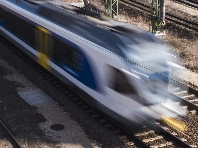 Vonatgázolás Mezőkövesden, egy embert sodort el a szerelvény az átjárónál