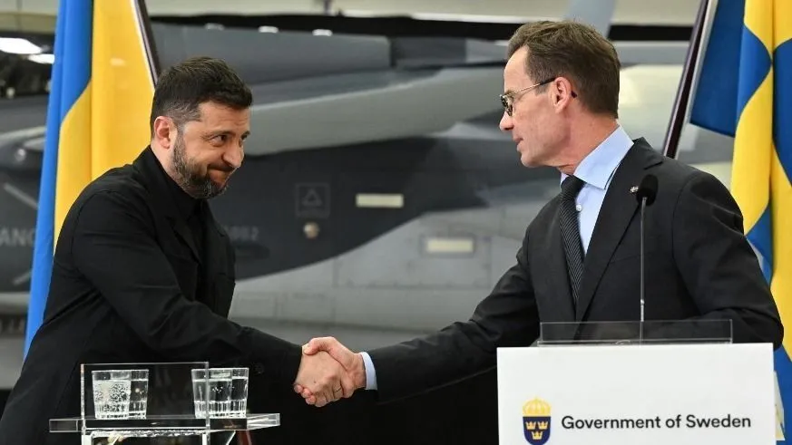 Swedish Prime Minister Ulf Kristersson (R) and Ukrainian President Volodymyr Zelensky shake hands during a joint press conference in Linkoping, Sweden, on October 22, 2025, after talks on Russias ongoing of aggression against Ukraine and the countries deepening defense cooperation. Swedish Prime Minister Ulf Kristersson said on october 22 that Sweden and Ukraine had signed a letter of intent to develop air capabilities, which could see Ukraine buy up to 150 Gripen fighter jets. (Photo by Jonathan Nackstrand / AFP)