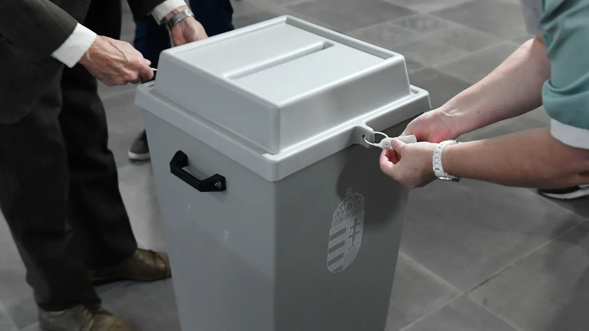 Budapest, 2019. október 13.
Urnazárás az önkormányzati választáson a XII. kerületi Zugligeti Általános Iskolában kialakított 53-as szavazókörben 2019. október 13-án. Reggel hat órakor megkezdődött a voksolás a helyi önkormányzati képviselők és polgármesterek, valamint a nemzetiségi önkormányzati képviselők választásán.
MTI/Koszticsák Szilárd