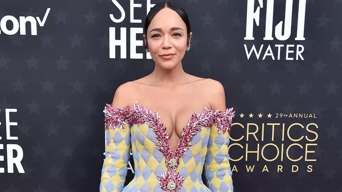 A brit színésznő, Ashley Madekwe derékig érő dekoltázzsal vagy egy szál parányi bikiniben hódít a képein – mutatjuk a fotókat