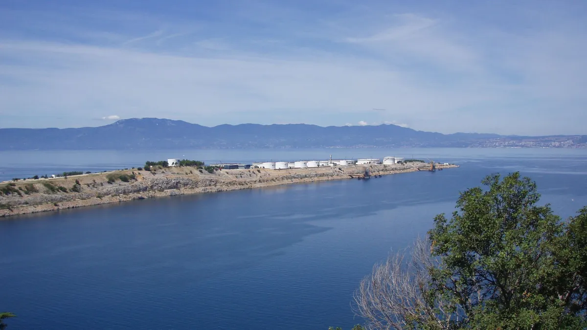 Betelt a pohár a kőolaj-szállítások kérdésében, Budapest és Pozsony az Európai Bizottsághoz fordult - ORIGO