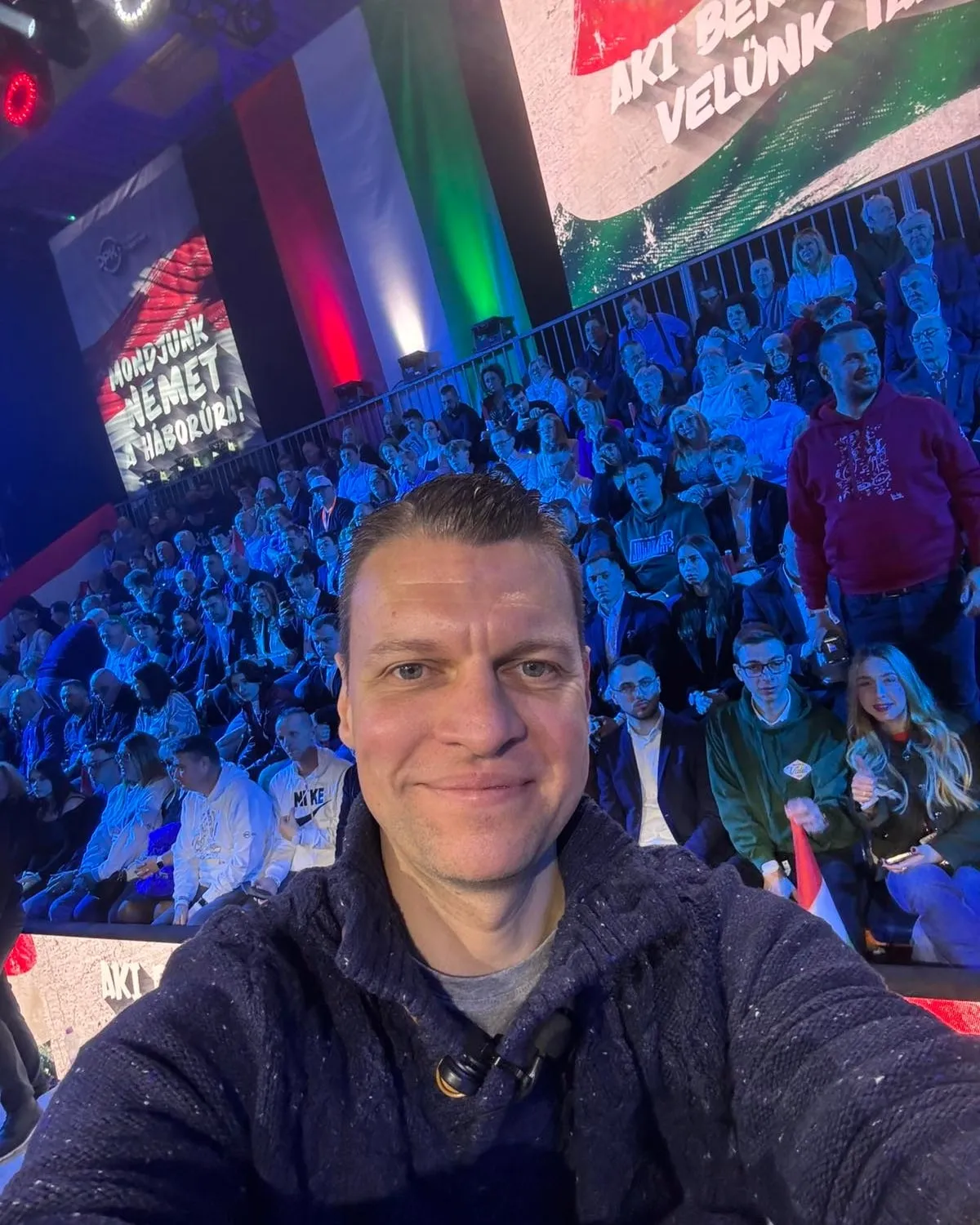 Menczer Tamás a háborúellenes gyűlésen február 28-án, Esztergomban (Forrás: Facebook/Menczer Tamás)