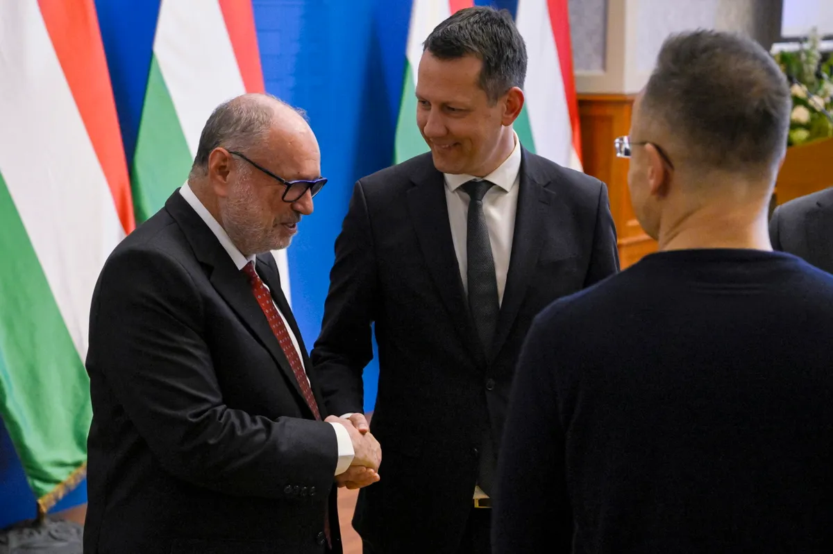 Budapest, 2026. március 10.David Wiernik, a szofverfejlesztő vállalat elnöke (b), Fülöp Attila, a Belügyminisztérium gondoskodáspolitikáért felelős államtitkára és Szijjártó Péter külgazdasági és külügyminiszter (háttal) az NNG Kft. beruházásbejelentő sajtótájékoztató után a Külgazdasági és Külügyminisztériumban 2026. március 10-én. Az NNG szoftverfejlesztő cég nyolcmilliárd forint értékű kutatás-fejlesztési beruházásához a kormány 1,8 milliárd forintnyi támogatást nyújt.MTI/Purger Tamás