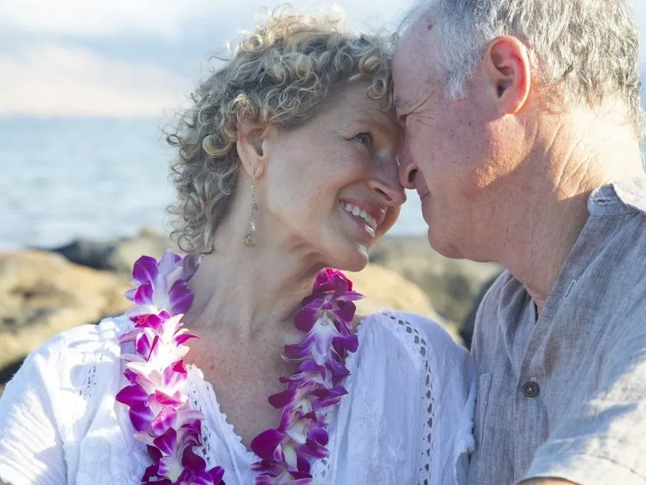öregedés Elderly couple embracing lovingly on a rocky beach with ocean in the background. Kepaniwai Park, Wailuku, Hawaii (Photo by Kicka / Connect Images via AFP)
