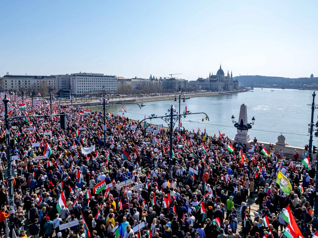 Békemenet, békemenet2026, békemenet2026.03.15., felvonulás, Civil Összefogás Fórum, CÖF, BékemenetCÖF, Fidesz,
  Budapest, 2026. március 15.
A drónnal készült képen a Civil Összefogás Fórum - Civil Összefogás Közhasznú Alapítvány (CÖF-CÖKA) Békemenetének 