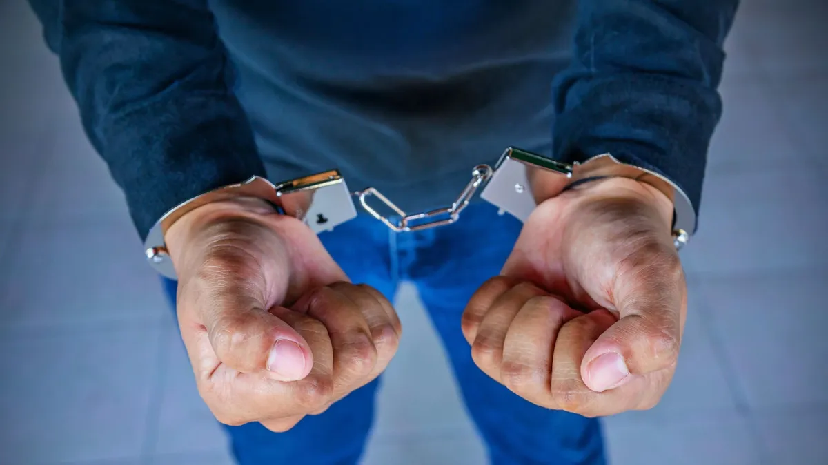 csaló, Bilincs, bűnöző, bilincsbűnöző, megbilincselt bűnöző, megbilincseltbűnöző