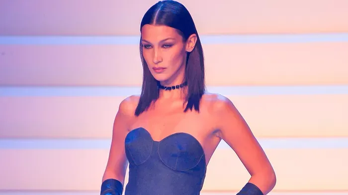 Kis híján kibuggyantak a gyönyörű modell cicijei a falatnyi csipketopjából – galéria