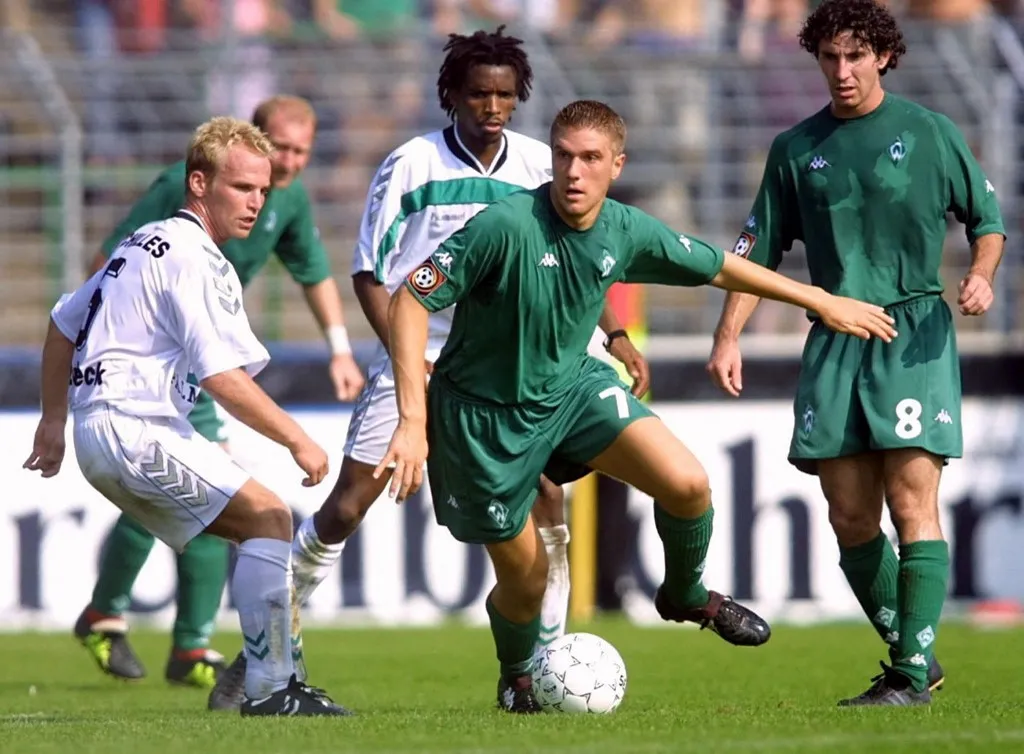 Ivan Klasnic (C) of Werder Bremen starts a run watched by team-mate Krisztian Lisztes (R) and Kai Achilles (L) and Farei Mbidzo (Cback) of Luebeck, during the German Cup 1st round match in Luebeck, 25 August 2001. Bremen was leading 2-0 at half-time.
AFP PHOTO EPA/DPA/SOEREN STACHE (Photo by SOEREN STACHE / dpa Picture-Alliance via AFP)