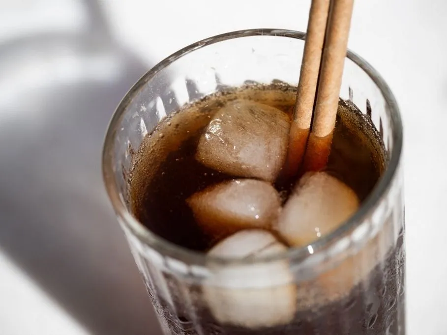 kóla PRODUCTION - 24 August 2023, Berlin: Paper straws stuck in a glass of lemonade. Photo: Sebastian Christoph Gollnow/dpa (Photo by Sebastian Gollnow / dpa Picture-Alliance via AFP)