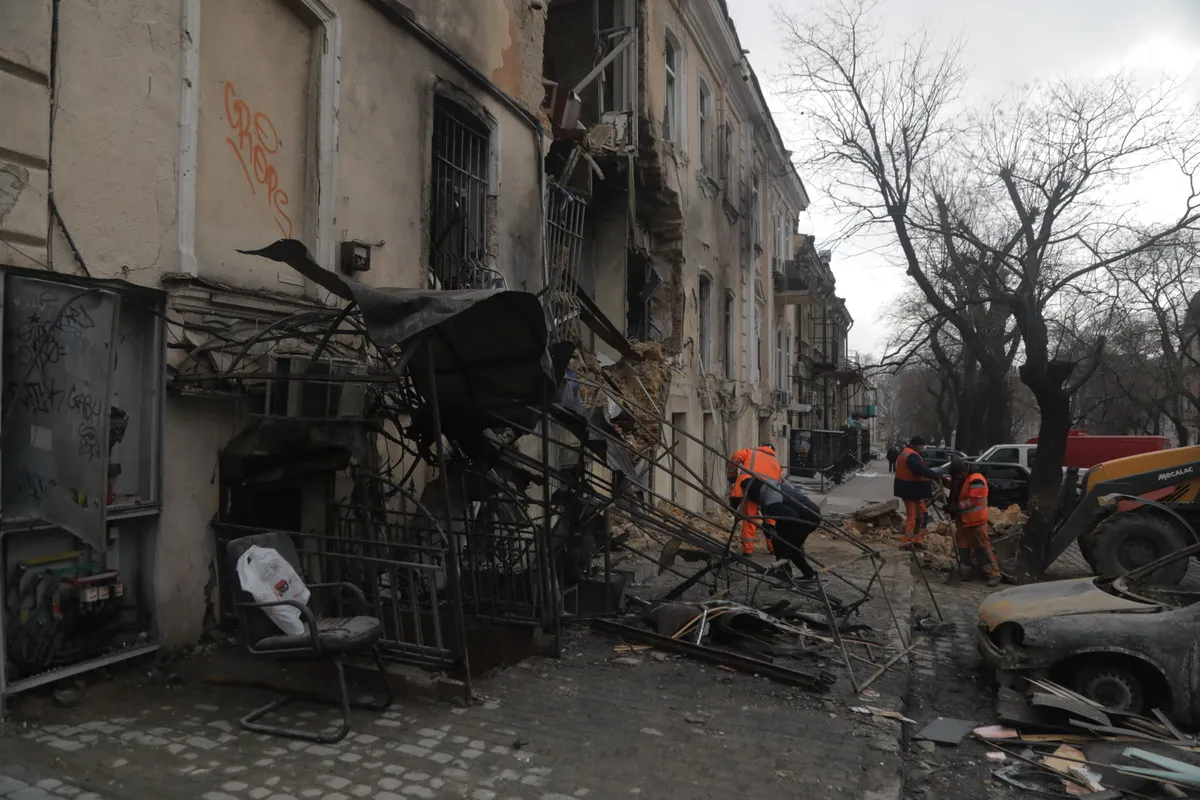 A civileknek a rombolás mellett a kényszersorozásokkal is szembe kell néznie