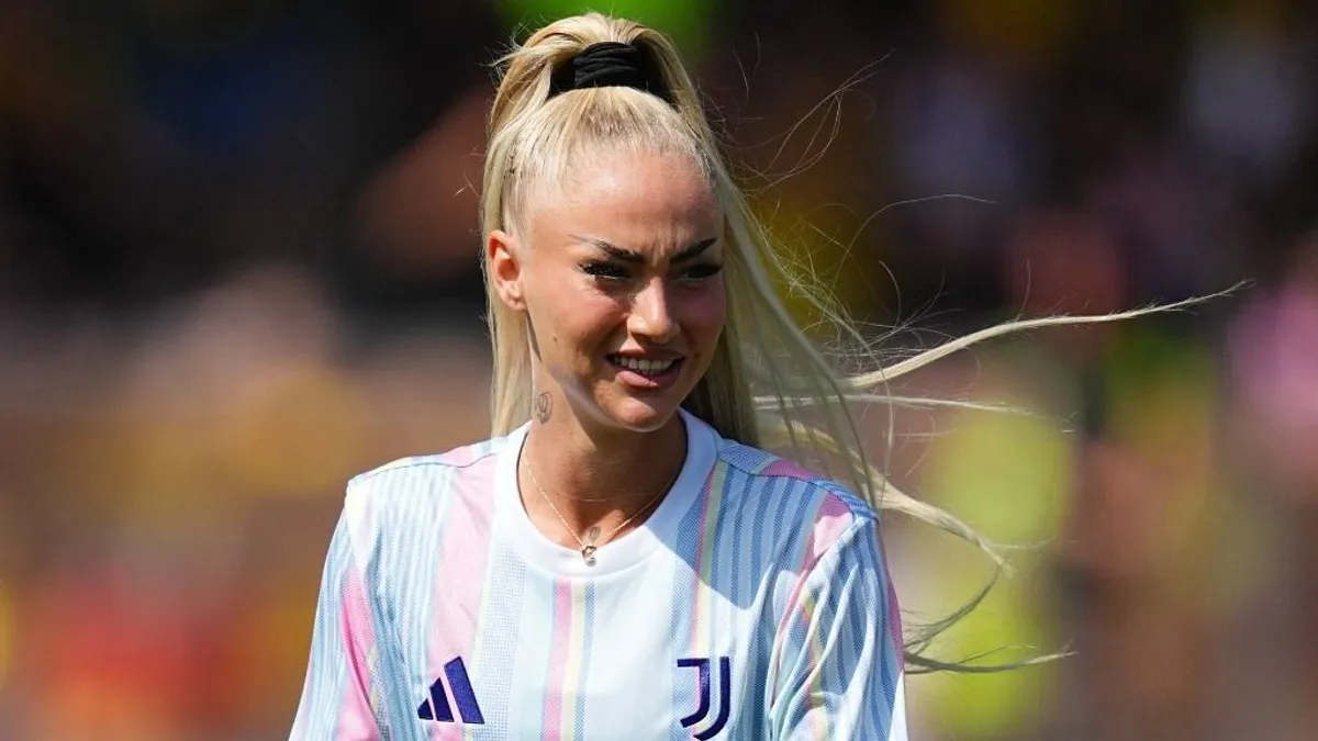 Minőségi csere? A szexi futballista, Alisha Lehmann exe egy modell oldalán boldog