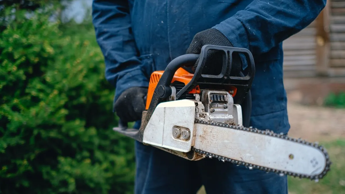 Láncfűrésszel támadtak egy fideszes aktivistára – csak az Origónak mesélt.