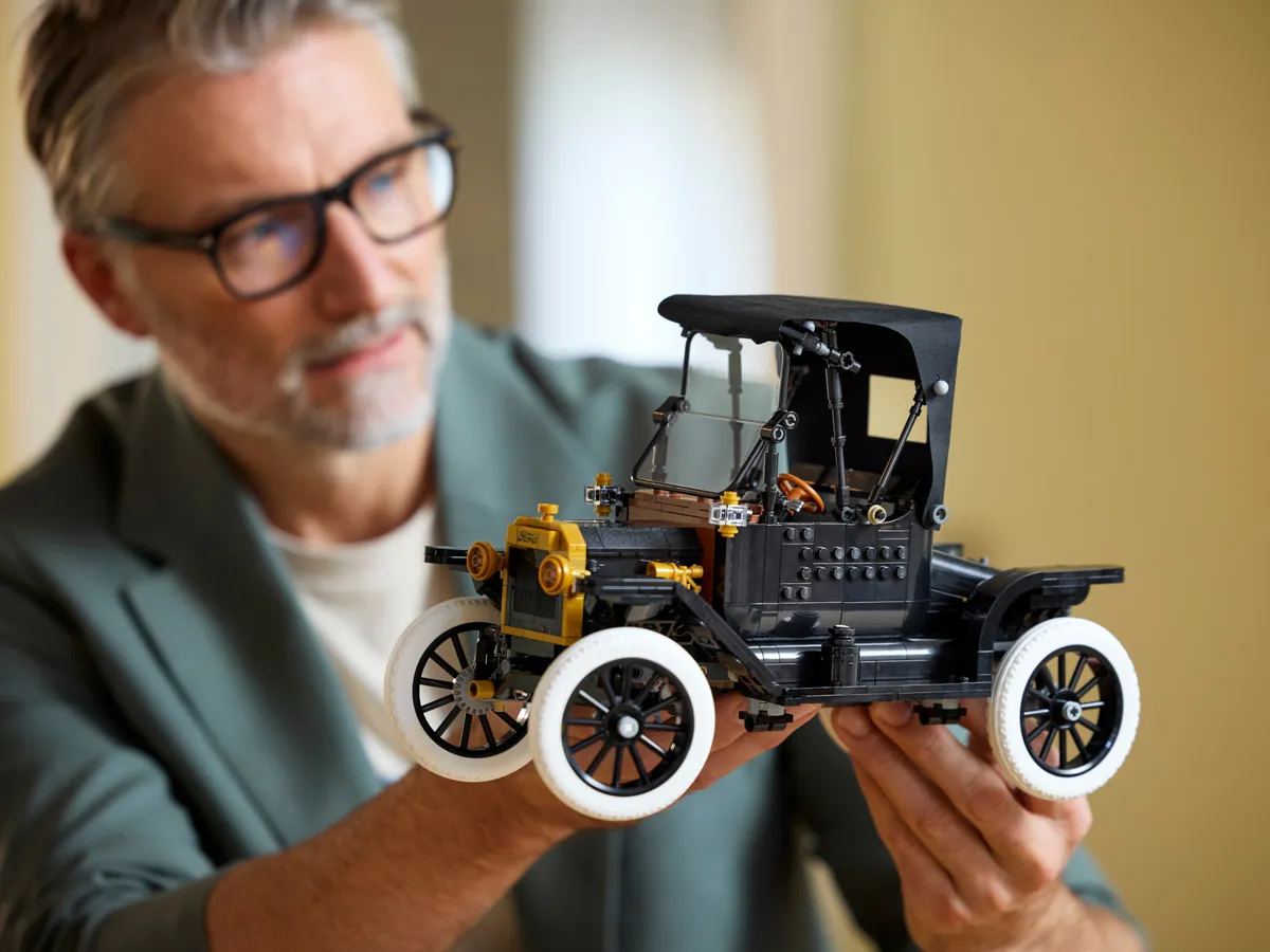 Az eredetihez hasonlóan a LEGO Model T is fekete.