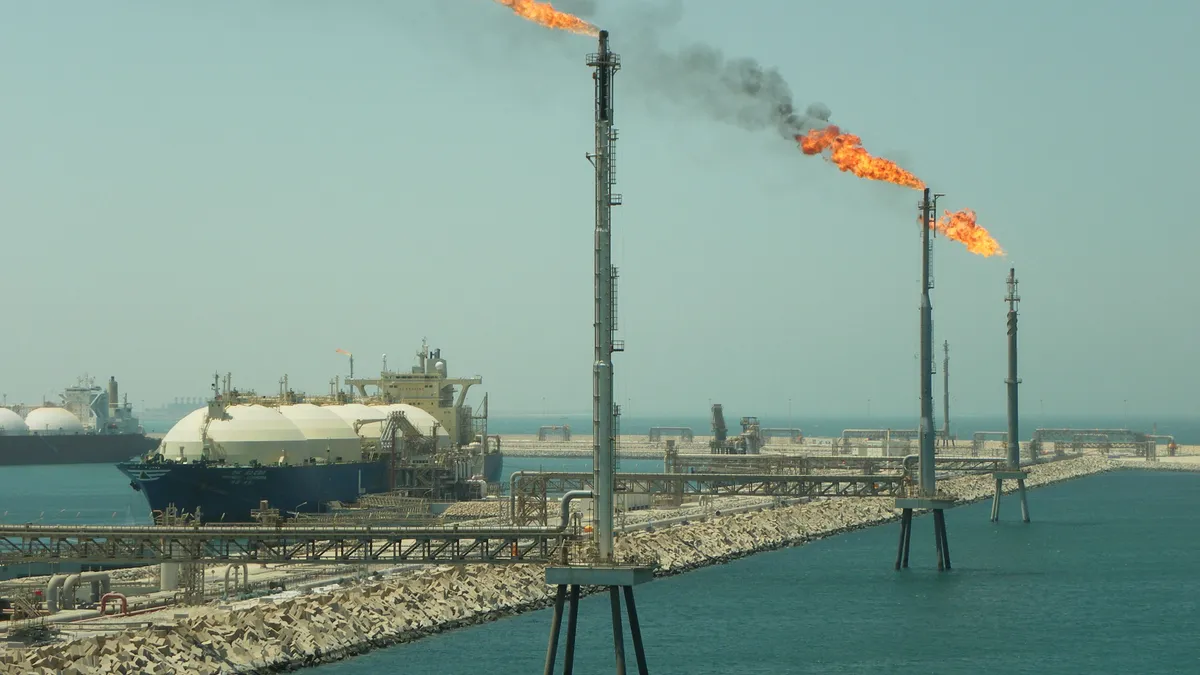 A Ras Laffan iparváros területén működő egyik LNG-terminál egy korábbi felvételen, Katar