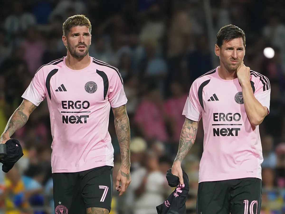 Lionel Messi (jobbra) és az argentin válogatott szereplése kérdéses lett a háború miatt