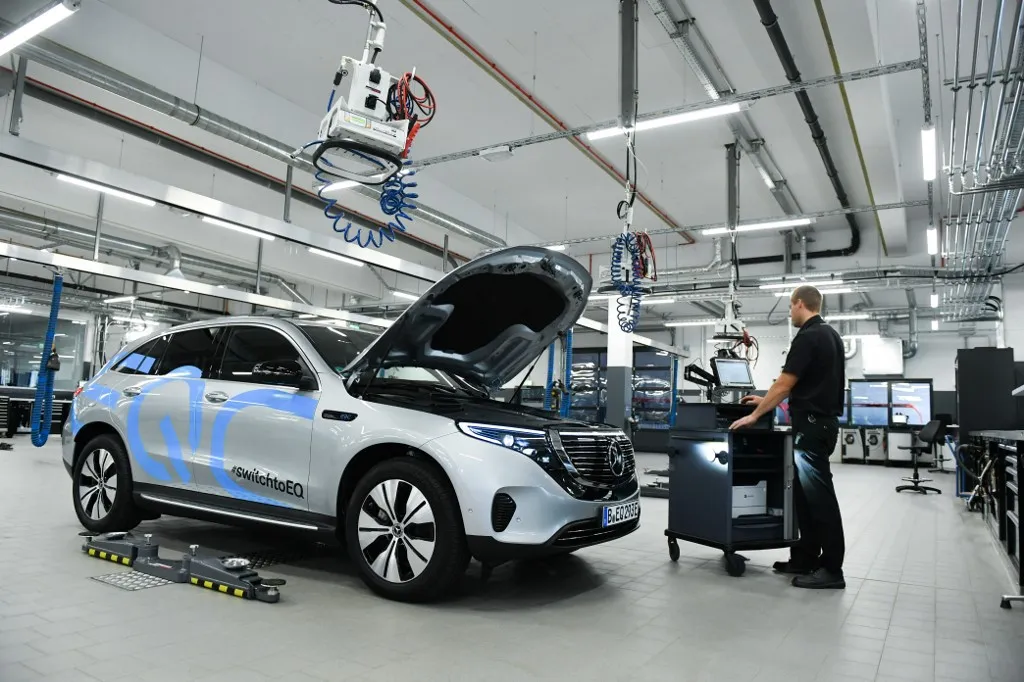 23 August 2019, Berlin: A Mercedes EQC 400, Daimler's first all-electric SUV, is in the workshop in the newly built service terminal in the Berlin Mercedes world on Salzufer. The new service terminal is fully geared to the requirements of electromobility. Photo: Jens Kalaene/dpa-Zentralbild/ZB (Photo by JENS KALAENE / dpa-Zentralbild / dpa Picture-Alliance via AFP), Az elektromos autók közül a Mercedes-Benz EQC szerepelt a legrosszabbul a műszaki vizsgán