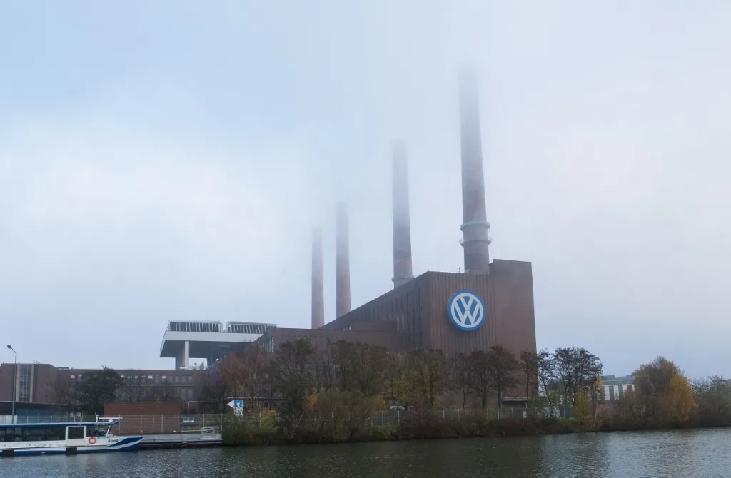 A picture taken on November 17, 2017 shows the logo of German car maker Volkswagen (VW) on the facade of the main administrative building of the Volkswagen brand at VW plant in Wolfsburg, central Germany. (Photo by Peter Steffen / dpa / AFP) / Germany OUT, Elég ködös a német autóipar jövője a visszaeső eladások miatt