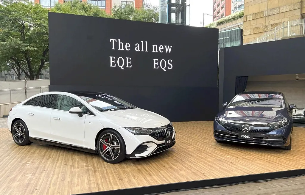 Mercedes-Benz unveils two models, its first middle-class electric vehicles,  the EQS SUV (R) and EQE at a showroom in Minato Ward, Tokyo on Sept. 29, 2022. The vehicles boast of 700-kilometer-long on a single charge battery and the price starts from  12.48 million yen (86,223.70 US$).  ( The Yomiuri Shimbun ) (Photo by Ken Tsuzuki / The Yomiuri Shimbun via AFP)