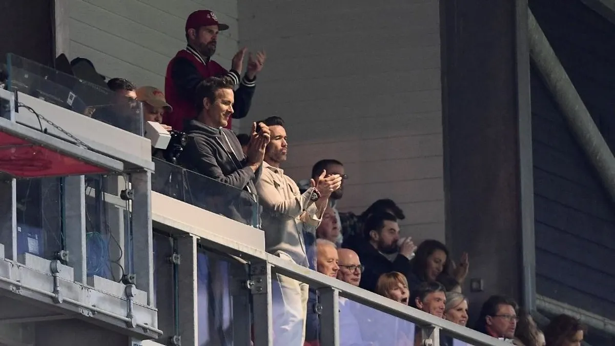 Csinos felesége vigasztalta a lelátón a csalódott Ryan Reynoldsot