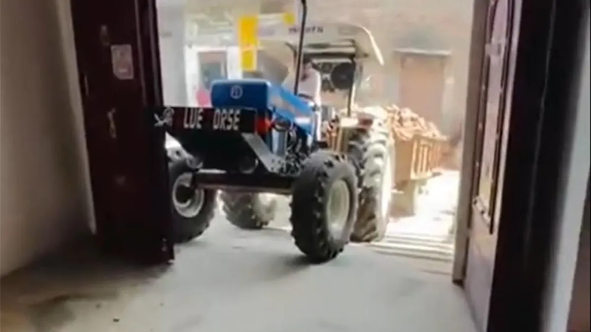 A traktor vezetője sikertelenül parkolt be egy garázsba