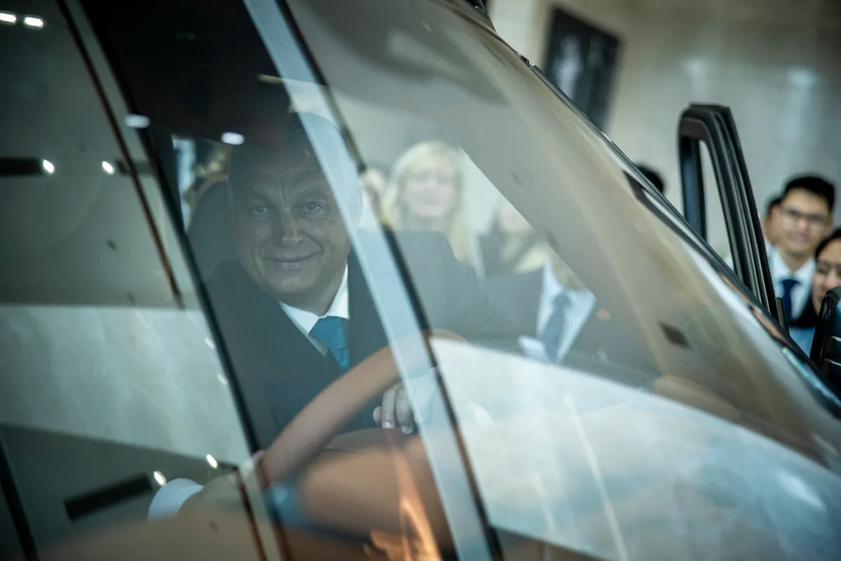 Sencsen, 2023. október 19.
A Miniszterelnöki Sajtóiroda által közreadott képen Orbán Viktor miniszterelnök (k) a világ legnagyobb elektromosautó-gyártó cége, a BYD autógyárban, a dél-kínai Sencsenben 2023. október 19-én.
MTI/Miniszterelnöki Sajtóiroda/Fischer Zoltán