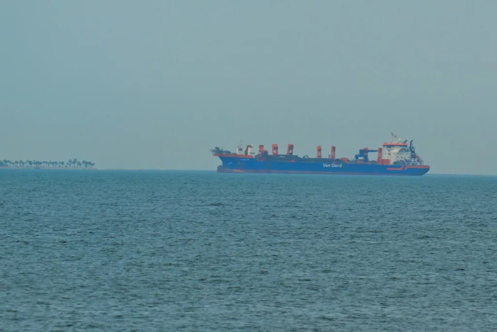 Kereskedelmi olajtanker horgonyoz az Egyesült Arab Emírségek partjainál a Hormuzi-szorosban