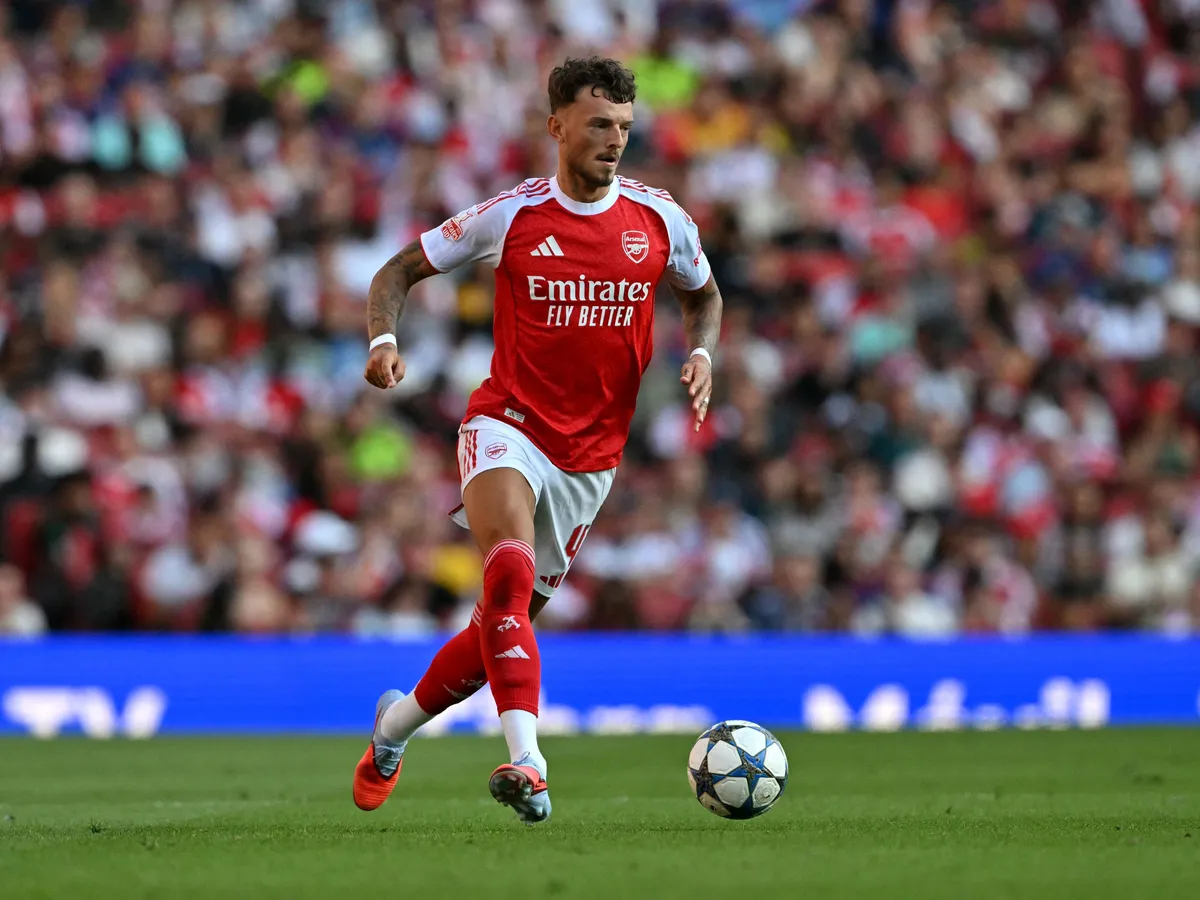 Arsenal's English defender #04 Ben White runs with the ball during the pre-season friendly football match between Arsenal and Athletic Bilbao at the Emirates Stadium in London on August 9, 2025. (Photo by Glyn KIRK / AFP)