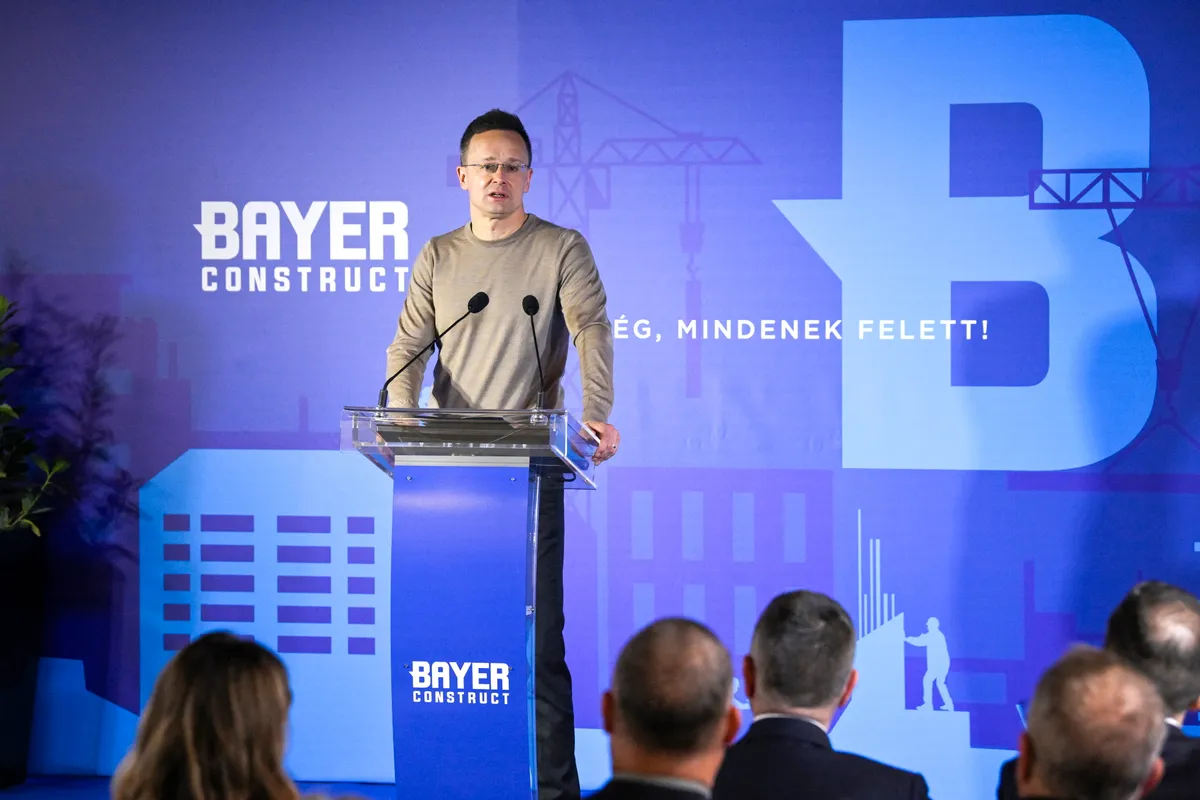 Sóskút, 2026. március 6.Szijjártó Péter külgazdasági és külügyminiszter a Bayer Construct Zrt. beruházásáról tartott sajtótájékoztatón Sóskúton 2026. március 6-án. A hazai tulajdonú vállalat a fürdőszoba-összeszerelő üzem mellett vasbeton előregyártó, asztalos és lakatos üzemet is létrehoz. A projektek összértéke csaknem 12 milliárd forint, amihez a kormány 5,5 milliárd forint támogatást nyújt, így segítve kétszáz új munkahely létrehozását.MTI/Purger Tamás