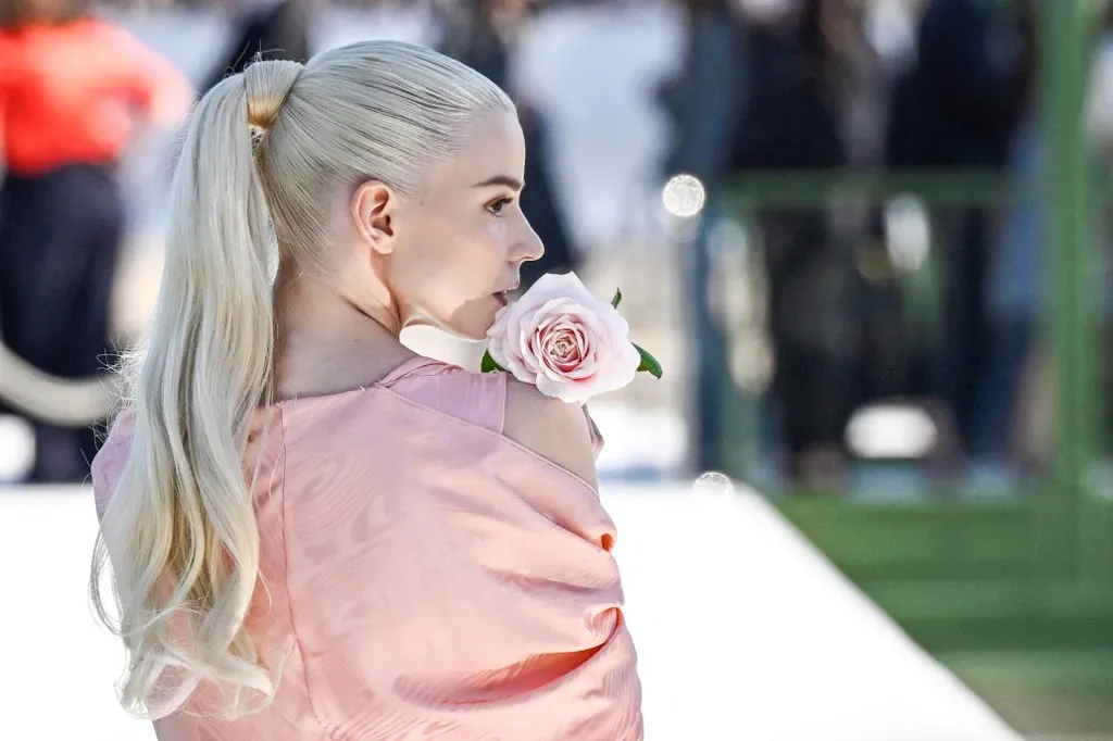 Világsztárok érkeztek a Louvre gálavacsorájára a párizsi divathét alatt, ahol merész és elegáns ruhák uralták a vörös szőnyeget.