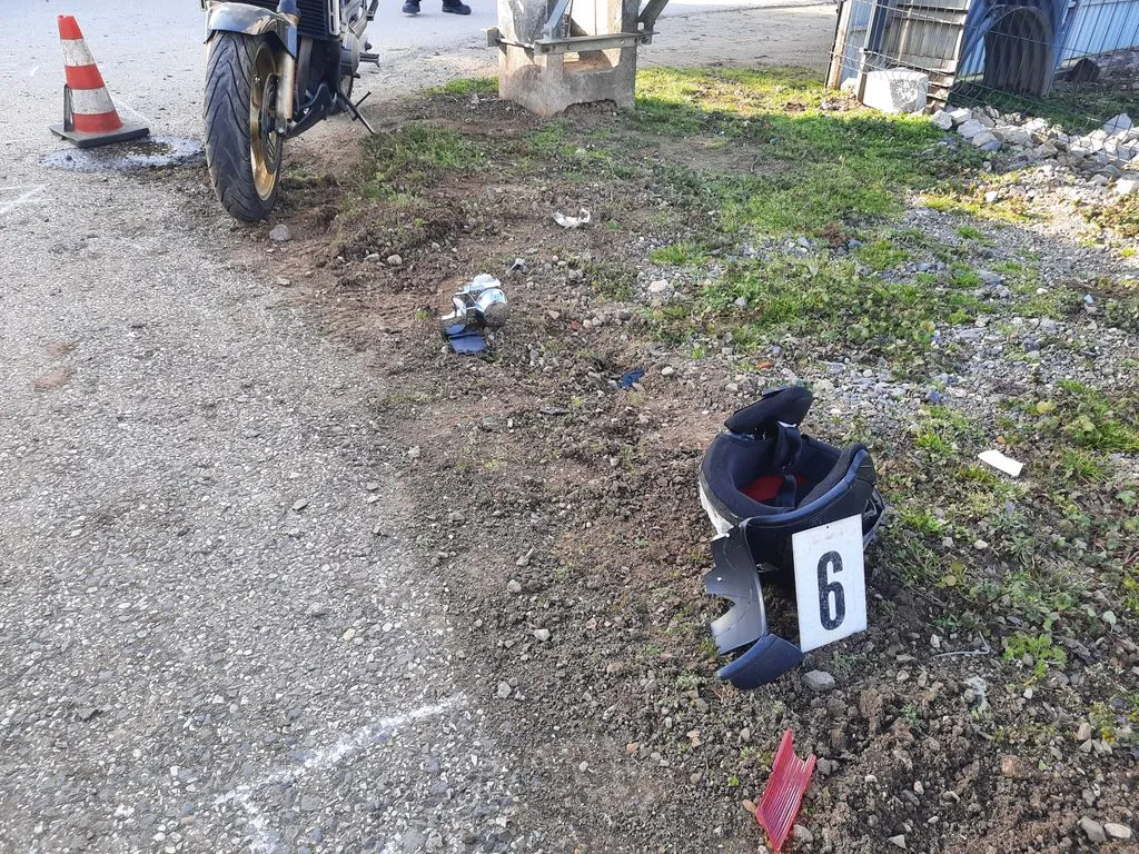 Széttört bukósisak az út mellett: a motoros csak pár métert tett meg a tavaszi napsütésben, amikor oszlopnak csapódott és meghalt. A napkori baleset áldozata 32 éves volt