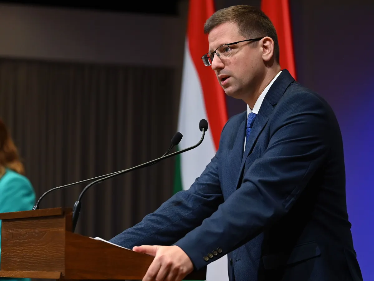 Budapest, 2026. március 12.Gulyás Gergely, a Miniszterelnökséget vezető miniszter és Vitályos Eszter kormányszóvivő a Kormányinfó sajtótájékoztatón a Karmelita kolostorban 2026. március 12-én.MTI/Balogh Zoltán