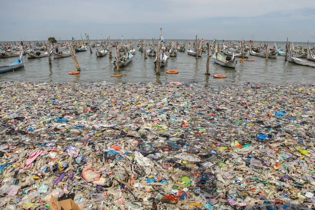 Az óceánok felszínén szigeteket alkotó hulladékokból kevés sodródik partra ahhoz képest, amennyi a nyílt felszíneken "láthatatlanul" szennyezi vizeinket