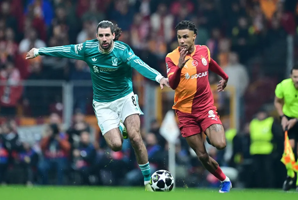 ISTANBUL, TURKIYE - MARCH 10: Galatasaray’s Ismail Jakobs (R) competes against Liverpool’s Dominik Szoboszlai (8) during the UEFA Champions League round of 16 play-off first leg match between Galatasaray and Liverpool at RAMS Park in Istanbul, Turkiye, on March 10, 2026. Abdulhamid Hosbas / Anadolu (Photo by ABDULHAMID HOSBAS / Anadolu via AFP)