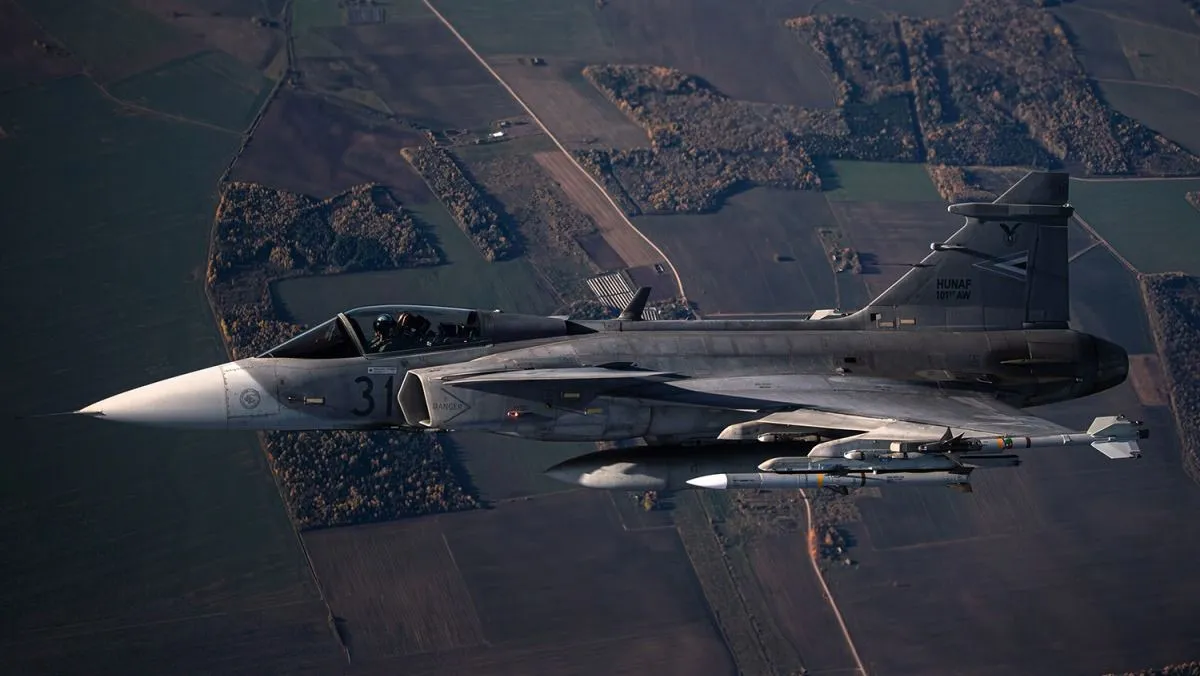 3 Gripen vadászgép fog átrepülni a Hősök tere felett.