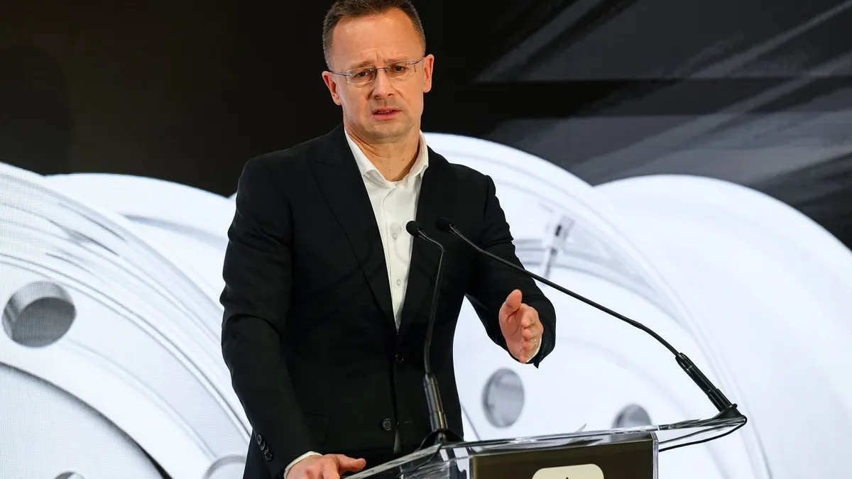 Szijjártó: Tisza terve háromezer forintos rezsit és 1000 Ft feletti benzint hoz.