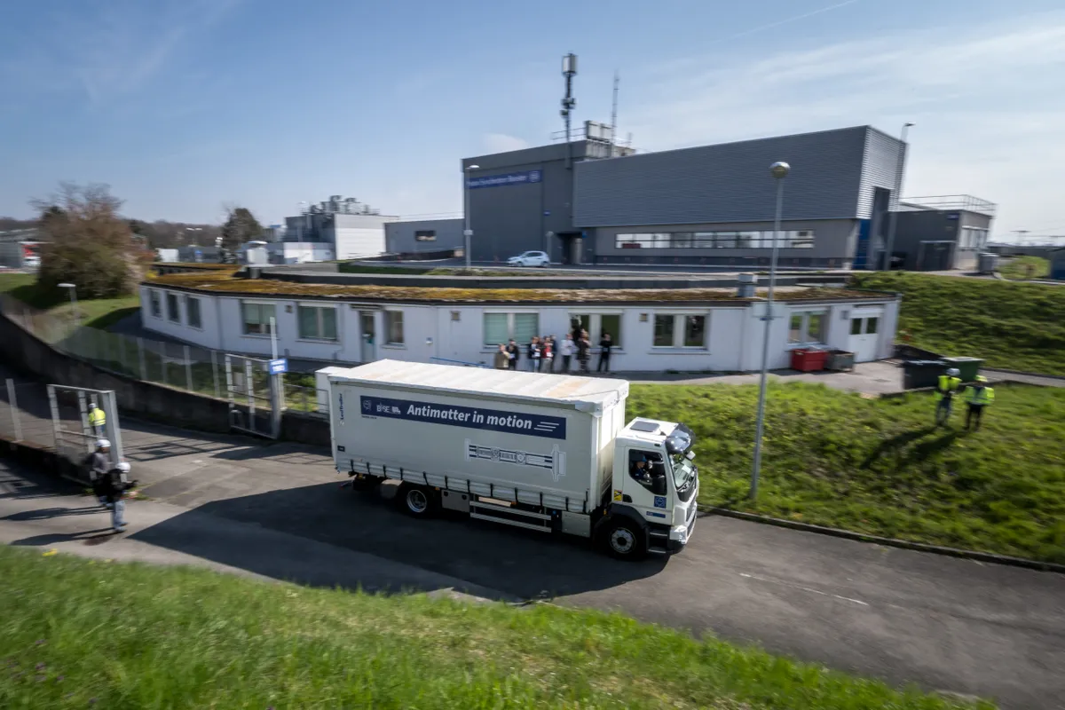 Fehér teherautó Antimatter in motion felirattal, amellyel antianyagot szállítanak a CERN svájci kutatóközpontjában.