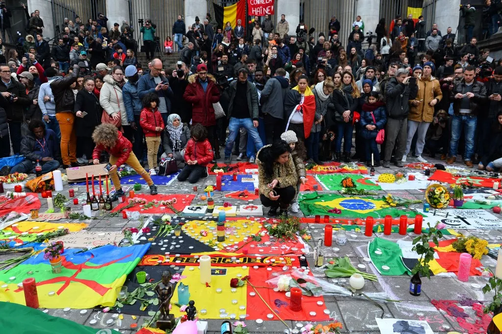 Emberek gyűlnek össze a brüsszeli Tőzsde téren (Place de la Bourse), hogy megemlékezzenek az előző napi brüsszeli terrortámadások áldozatairól 2016. március 23-án. A Zaventem repülőtéren és a Maelbeek metróállomáson elkövetett robbantások 31 ember életét követelték, és 260-an megsérültek Fotó: Mustafa Yalcin / Anadolu Agency / AFP – Fotó: MUSTAFA YALCIN / ANADOLU AGENCY