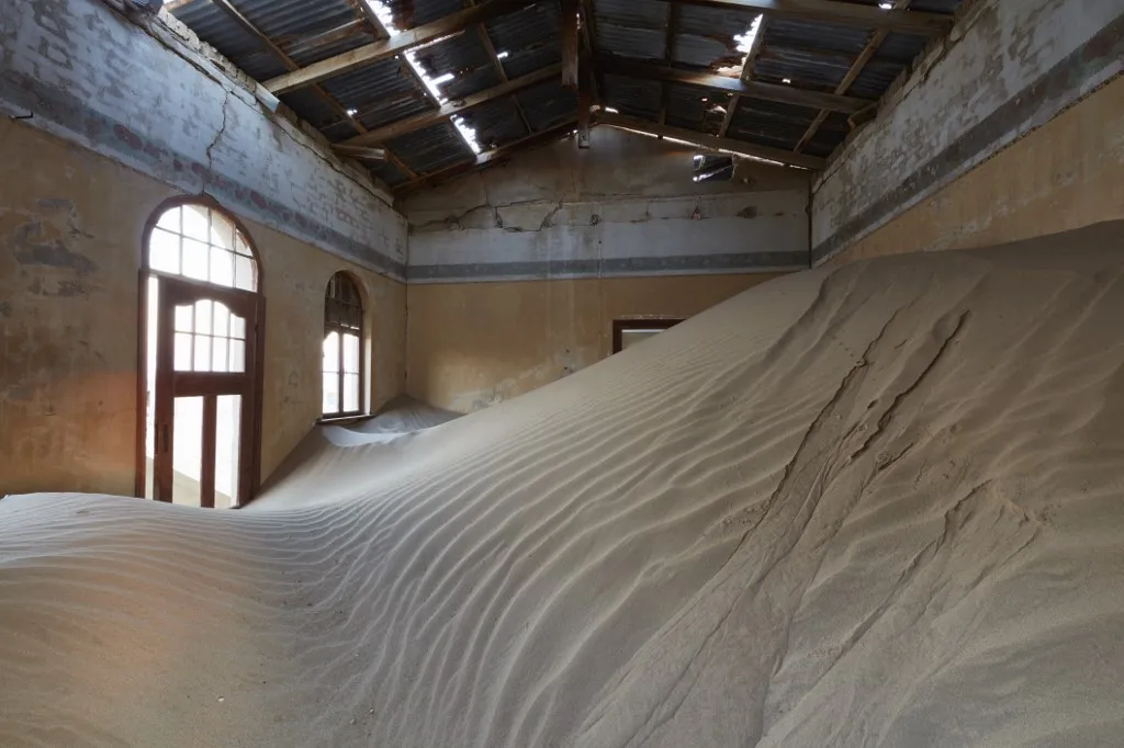 Homokkal teli szoba a namíbiai gyémántváros egyik elhagyott házában. [Namibia] A view of a room in a derelict building full of sand. (Photo by Mint Images via AFP)
