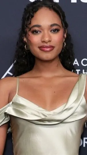 Finoman buja, mégis lehengerlő – a színésznő, Chandler Kinney legérzékibb fotói