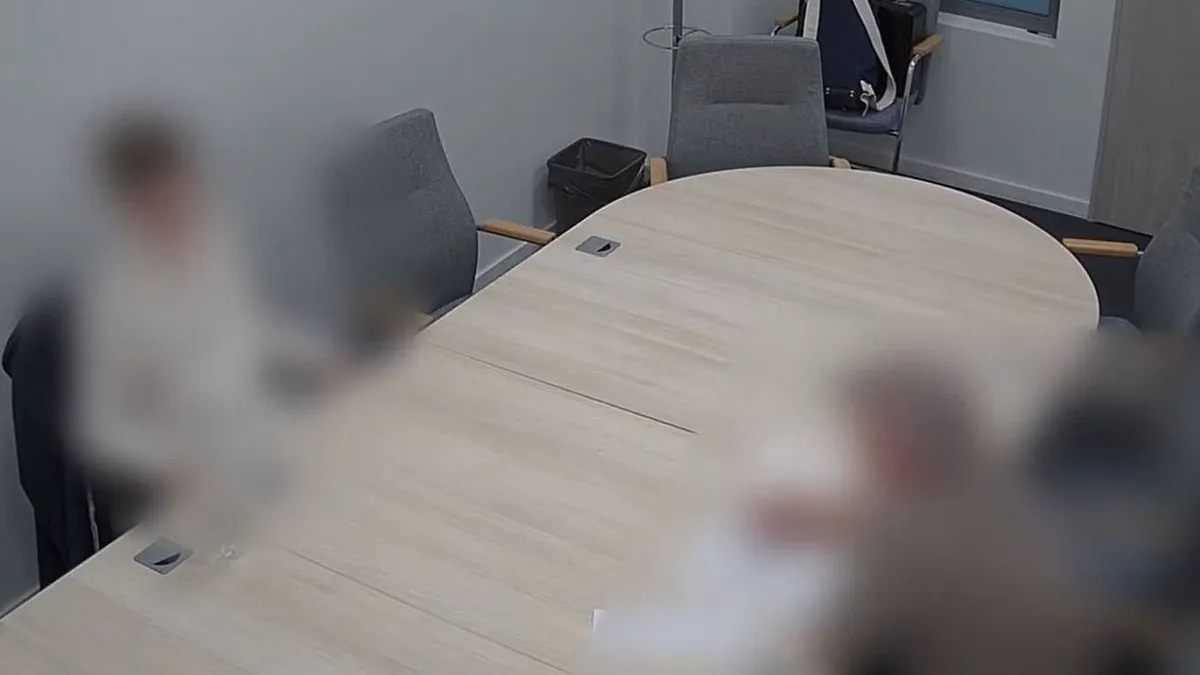 Trollhadsereg: Afrikai és ázsiai profilok a kormány videóján.