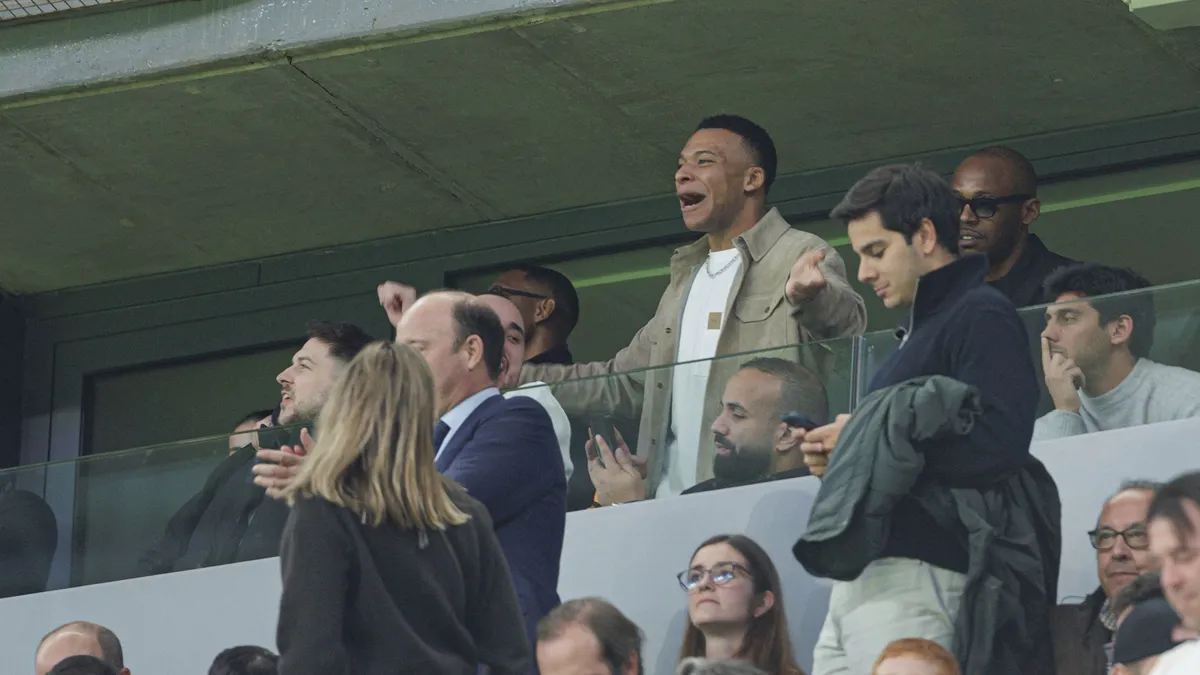 A sérült Mbappé a lelátón őrjöngött a Real Madrid sikerestéjén – videó