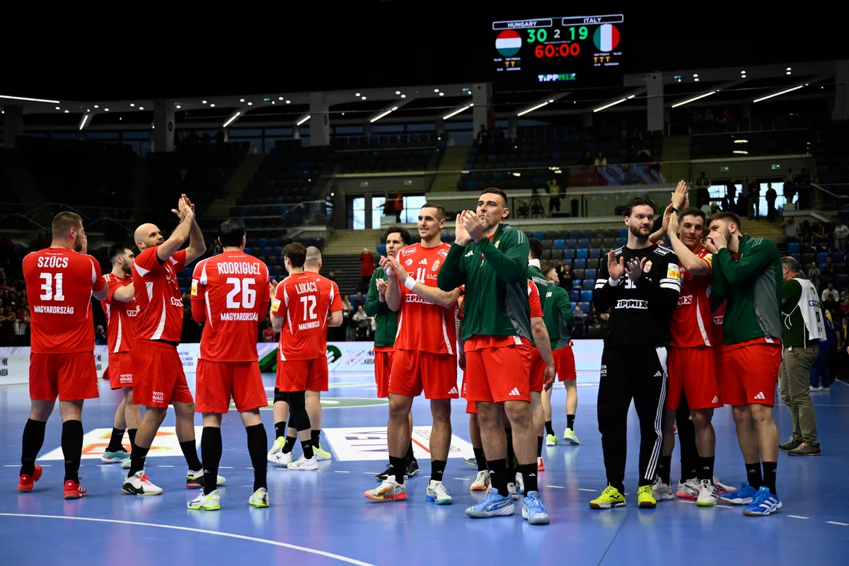Tatabánya, 2026. március 21.
A magyar csapat tagjai a Magyarország - Olaszország férfi kézilabda felkészülési mérkőzés után a Tatabányai Multifunkcionális Sportcsarnokban 2026. március 21-én. A világbajnoki selejtezőre készülő magyar férfi kézilabda-válogatott 30-19-re legyőzte Olaszország csapatát.
MTI/Bodnár Boglárka