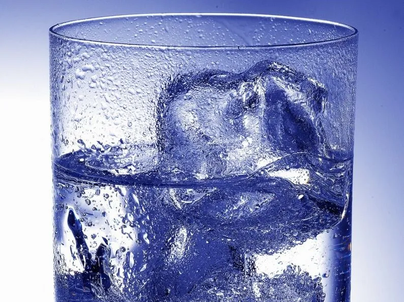 jeges italok Glass of water with ice cubes (Photo by Christian Murtin / Mood4Food / foodcollection via AFP)