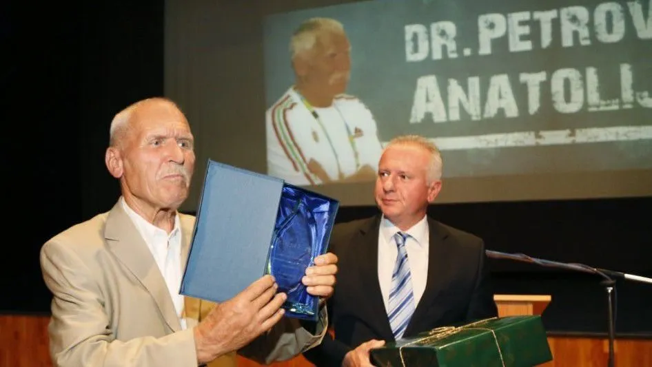 Petrov Anatolijról uszodát neveztek el Pécsett